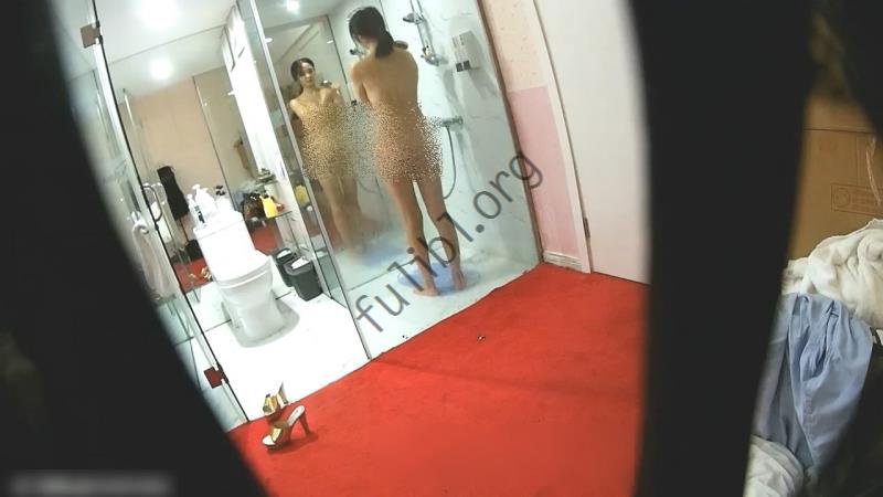 名门夜宴T拍系列之针孔摄像机T拍模特伊伊换衣服+洗澡 高清原版[1V/360M]